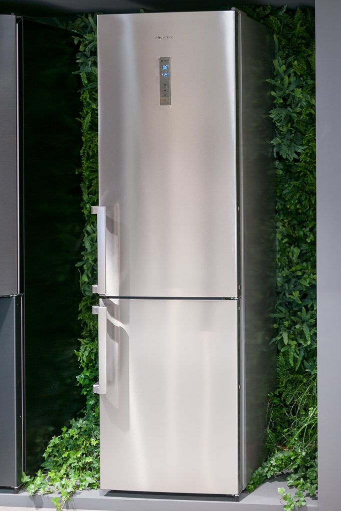 Geladeira Hisense com acabamento prateado, porta única com puxador integrado e painel eletrônico visível na parte superior — reparo de painel eletrônico em geladeira Hisense