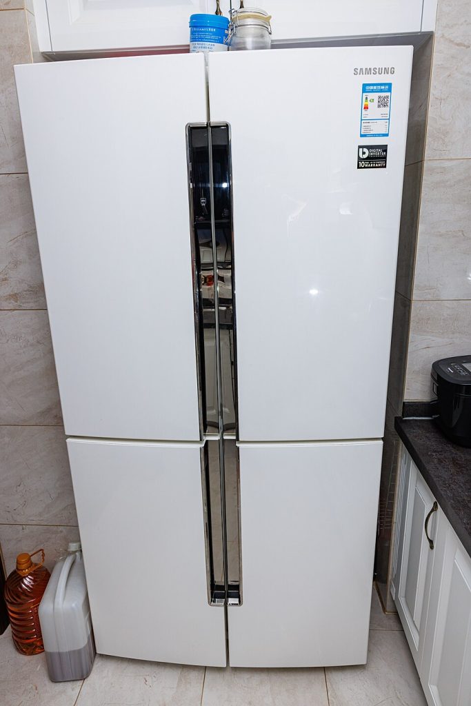 Geladeira SAMSUNG branca de duas portas instalada em ambiente residencial com acabamento moderno — manutenção preventiva em geladeira Samsung